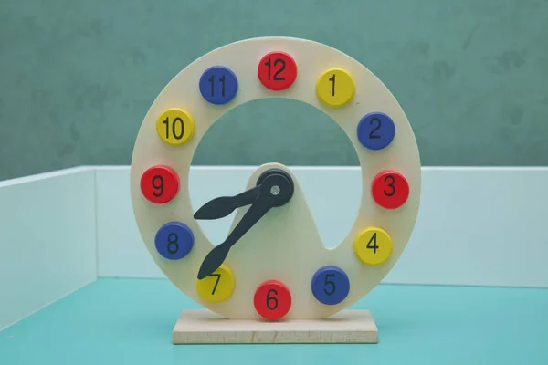 Relógio Brinquedo Madeira Para Criança Isolado Branco Relógio Colorido Bonito — Fotografia de Stock