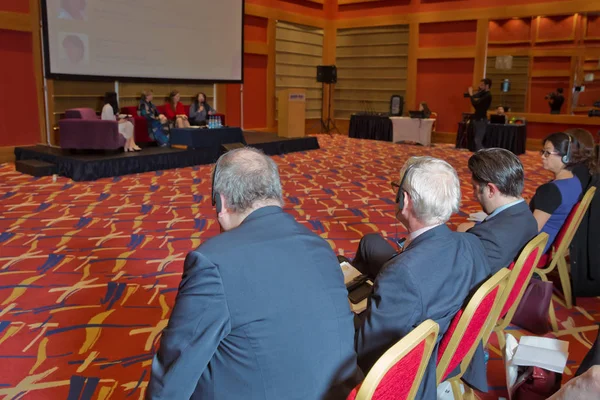 Kopasz Biztonsági Embereket Irányító Fejhallgatóval Fűtött Vita Egy Konferencia Beszélgetés — Stock Fotó