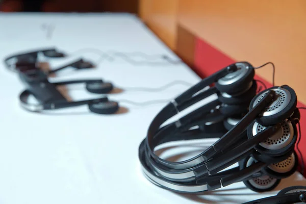 Навушники Синхронного Перекладу Бездротові Багатомовні Навушники Встановлені Стільцях Конференц Залі — стокове фото
