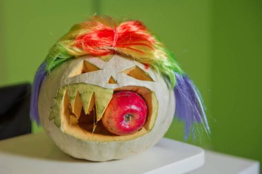 Cadılar Bayramı Balkabağı en kötü şekilde sırıtıyor. Spooky Halloween Jack o fener. Kabak Güz bir arka plan üzerinde kuru saman üzerinde. Cadılar Bayramı için hazırlık olarak