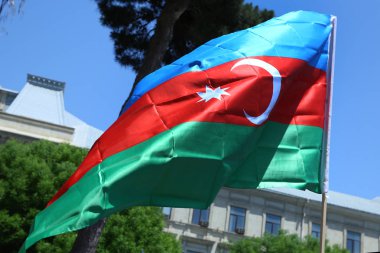 Azerbaycan, Bakü, Azerbaycan bayrağı. Ulusal işareti arka plan. Kırmızı yeşil mavi bayrak. Azerbaycan Ulusal bayrak Crescent moon ile. Azerbaycan geleneği vatansever. Rüzgar sallıyor bayrak