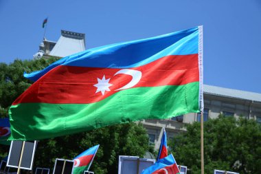 Azerbaycan, Bakü, Azerbaycan bayrağı. Ulusal işareti arka plan. Kırmızı yeşil mavi bayrak. Azerbaycan Ulusal bayrak Crescent moon ile. Azerbaycan geleneği vatansever. Rüzgar sallıyor bayrak