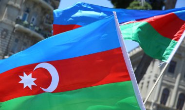 Azerbaycan, Bakü, Azerbaycan bayrağı. Ulusal işareti arka plan. Kırmızı yeşil mavi bayrak. Azerbaycan Ulusal bayrak Crescent moon ile. Azerbaycan geleneği vatansever. Rüzgar sallıyor bayrak