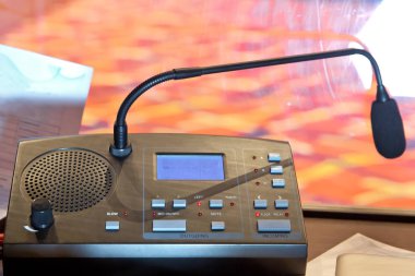 Çevirmenler odacık. yorumlama - mikrofon ve geçiş panosunda bir simultane tercüman booth. Yumuşak odak kablosuz konferans mikrofonlar ve not defterinde bir toplantı salonu.