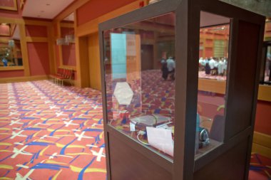 Çevirmenler odacık. yorumlama - mikrofon ve geçiş panosunda bir simultane tercüman booth. Yumuşak odak kablosuz konferans mikrofonlar ve not defterinde bir toplantı salonu.