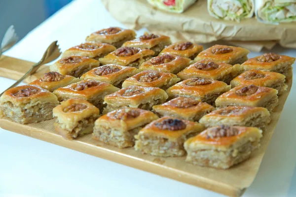 Azerbaycan baklava. Geleneksel Azerbaycan tatlı baklava. Tatlı Azerbaycan pasta portre baklava. Paxlava Hotel'in konukları için kullanılabilir. Pakhlava