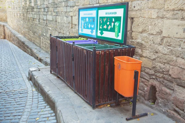 Différentes Poubelles Recyclage Sur Stand Près Sentier Bacs Recyclage — Photo