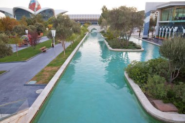 o küçük Venedik su parkı Azerbaycan Bakü merkezi şehirde Bakü Bulvarı'nda yer alır.