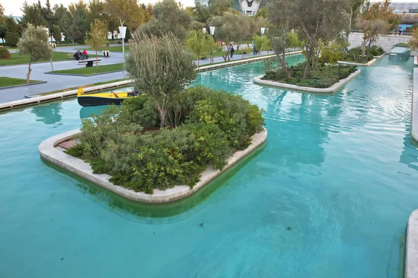 彼はリトル ベニス水公園はアゼルバイジャンのバクー中心都市バクー大通りに位置します — ストック写真