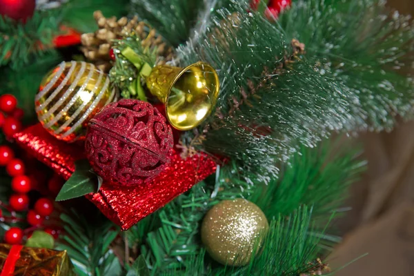 Hintergrund Einer Uhr Hängt Eine Weihnachtskugel Ist Zeit Für Ein — Stockfoto