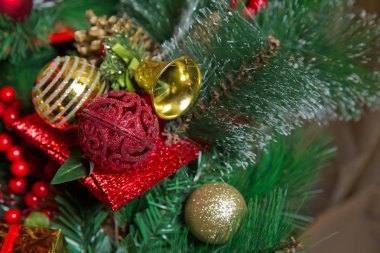 Bir Noel top bir saat arka plan üzerinde asılı. Yeni yıl zamanı. Çok renkli parlama ve parlaklık.