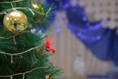 topu bir saat arka plan üzerinde asılı. Yeni yıl zamanı. Çok renkli parlama ve parlak. Altın kutusu