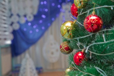 Bir Noel top bir saat arka plan üzerinde asılı. Yeni yıl zamanı. Çok renkli parlama ve parlak. Altın kutusu