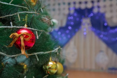 topu bir saat arka plan üzerinde asılı. Yeni yıl zamanı. Çok renkli parlama ve parlak. Altın kutusu