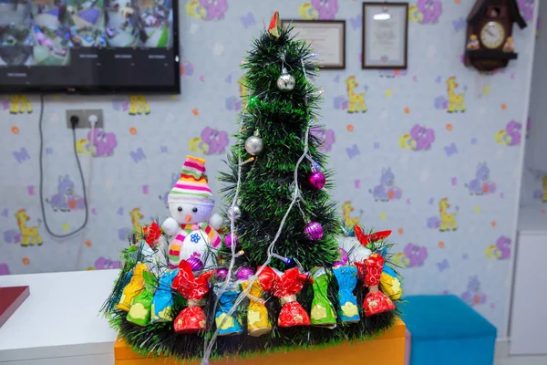 Kleine Schneemannfigur Und Ein Weihnachtsbaum Schneemann Mit Buntem Hut Und — Stockfoto