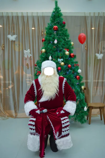 Weihnachtsmann Gegen Haus Mit Weihnachtsbaum — Stockfoto