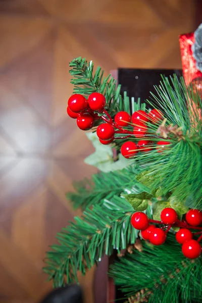 Une Boule Noël Est Suspendue Sur Fond Une Horloge Est — Photo