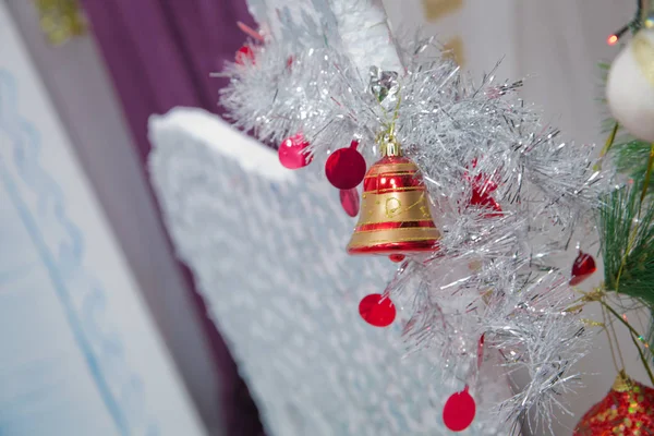 Glocken Schmücken Den Weihnachtsbaum Weihnachten Blaue Glocken Mit Weihnachtsschmuck Auf — Stockfoto