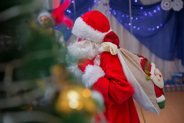 Άγιος Βασίλης Τραγούδι Χριστουγεννιάτικα Τραγούδια Ενάντια Άνθρωπος Στο Κοστούμι Βασίλη — Φωτογραφία Αρχείου