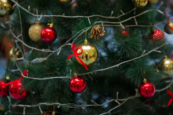 Brilho Multicolorido Brilho Uma Bola Natal Pendura Fundo Relógio Hora — Fotografia de Stock