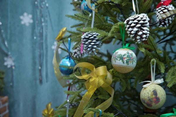 Decoração Natal Forma Uma Bola Colorida Fundo Ramos Árvore Natal — Fotografia de Stock