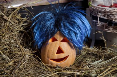 Cadılar Bayramı Balkabağı en kötü şekilde sırıtıyor. Spooky Halloween Jack o fener. Kabak Güz bir arka plan üzerinde kuru saman üzerinde. Cadılar Bayramı için hazırlık olarak