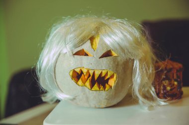 Cadılar Bayramı Balkabağı en kötü şekilde sırıtıyor. Spooky Halloween Jack o fener. Kabak Güz bir arka plan üzerinde kuru saman üzerinde. Cadılar Bayramı için hazırlık olarak