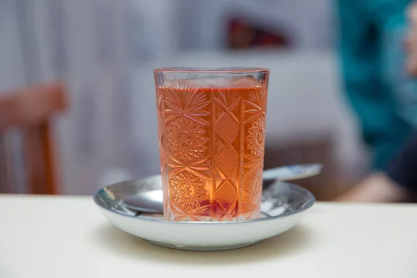 Tee Einer Glasschale Isoliert Auf Blauem Hintergrund Bild Nagel Und — Stockfoto
