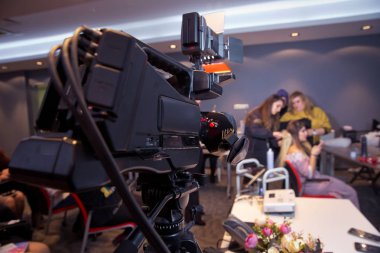 Profesyonel kamera film anketör görüşme ünlü insanlar açık havada haber yapma alarak çalışma kameraman. Makyaj kozmetik evde. Odak fotoğraf makinesi tripod üzerinde gösterilen Video kamera ekran monte .
