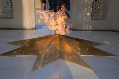 Bakü, Azerbaycan - Azerbaycan'ın başkenti vatandaşların katliamın yıldönümünde Bakıda, 20 Ocak Anıtı, mermer mezar üzerinde yas tutanlar tarafından açıdan koydu Ocak 20 2009 çiçekler