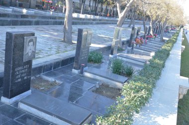 Azərbaycan, Bakı ş., 20 Ocak 2011. Sovyet ordusu Bakü 1990 yılında 137 kişi 744 yaralama, öldürme saldırdığında 20th Ocak trajedinin yıldönümünde Şehitleri ziyaret Alley insanlar