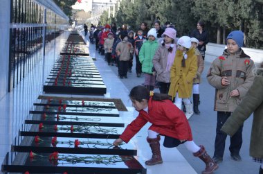 Azərbaycan, Bakı ş., 20 Ocak 2011. Sovyet ordusu Bakü 1990 yılında 137 kişi 744 yaralama, öldürme saldırdığında 20th Ocak trajedinin yıldönümünde Şehitleri ziyaret Alley insanlar