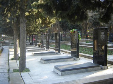 Bakü, Azerbaycan - Azerbaycan'ın başkenti vatandaşların katliamın yıldönümünde Bakıda, 20 Ocak Anıtı, mermer mezar üzerinde yas tutanlar tarafından açıdan koydu Ocak 20 2007 çiçekler