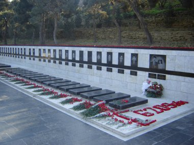 Bakü, Azerbaycan - Azerbaycan'ın başkenti vatandaşların katliamın yıldönümünde Bakıda, 20 Ocak Anıtı, mermer mezar üzerinde yas tutanlar tarafından açıdan koydu Ocak 20 2007 çiçekler