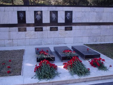 Azərbaycan, Bakı ş., 20 Ocak 2003. Sovyet ordusu Bakü 1990 yılında 137 kişi 744 yaralama, öldürme saldırdığında 20th Ocak trajedinin yıldönümünde Şehitleri ziyaret Alley insanlar