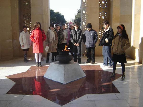 Baku Azerbajdzjan Januari 2007 Blommor Som Respekt Sörjande Marmor Gravar — Stockfoto