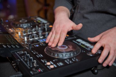 Dj mikser closeup müzik. Elektronik parti Festivali müzik karıştırma Dj el kapatın. profesyonel müzik karıştırma müzik gece kulübünde Dj eliyle donatımı