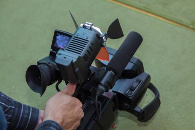 Video kamera operatörü aleti ile çalışma. Çalışma onun ekipman video, kamera, medya video kamera operatörü,
