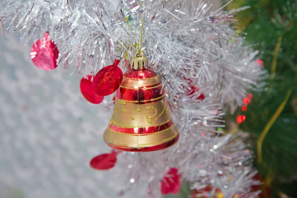 Çan Noel Ağacı Süsleyin Çam Ağacı Arka Plan Üzerinde Noel — Stok fotoğraf