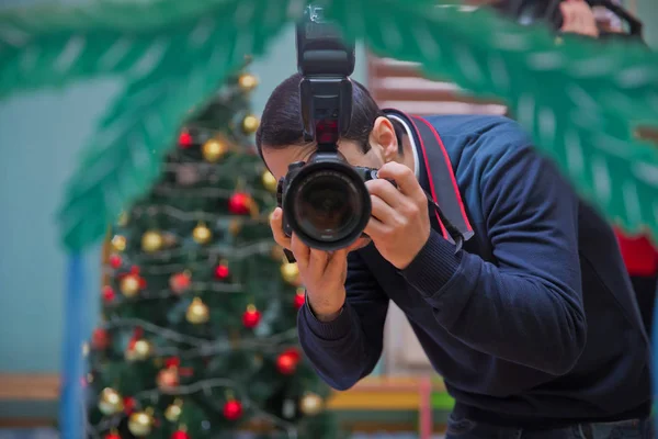 Человек Папарацци Фотографирует Фотоаппаратом Крупным Планом Азербайджанец Держит Фотокамеру Смотрит — стоковое фото