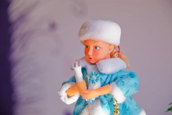 Nowy rok. Piękna dziewczyna w długi Niebieski płaszcz z białe futro. Śnieżna Efemeryda dziewiczy śnieg, tradycyjny charakter bożonarodzeniowym na białym tle. — Zdjęcie stockowe