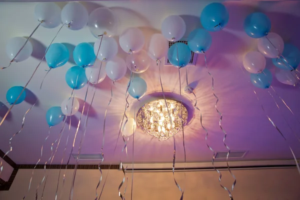 Кулі гелію. Кольорові кульки плавають на білій стелі в кімнаті для вечірки. Весільний або дитячий день народження прикраса інтер'єру. - Зображення — стокове фото