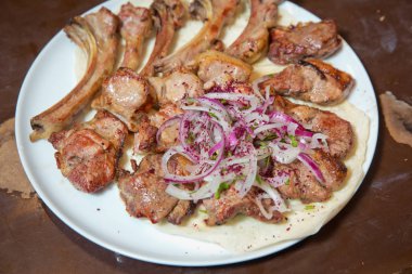Soğan kebabı. Koyun eti Kebap plaka üzerinde görünümü kapatın. Koyun eti Kebap