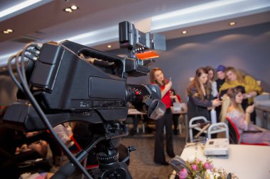 Makyaj kozmetik evde. Odak fotoğraf makinesi tripod üzerinde gösterilen Video kamera ekran monte. Kayıt vlog video kamera önünde evde akarsu yaşamak. İş online etkileyen sosyal medya kavramı.