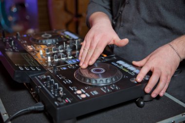 -Partide konuklar renk biraz iyi şarkılar oynarken müzik karıştırıcı DJ's ellere görüntü tonda. Siyah dj Kumanda cihazı güzel fotoğraf elle DJ