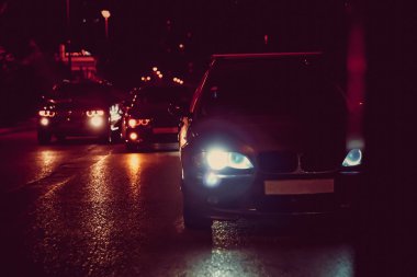 Şehrin sarı ve kırmızı elektrik ışığı ile gece onlar sırasında araçlık yol geliyor ev. Otomobil alır Bölümü'nde gece sokak drag yarışı.