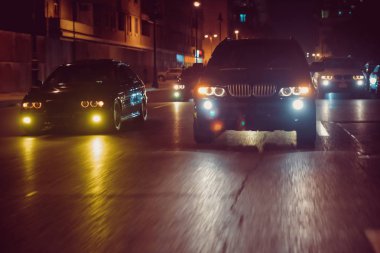 Gece trafik sıkışıklığı otomobillerde. Araba arkasında arıyorum. Araba kırmızı, sarı gece ışık var. Şehrin satırla seçici odak ile Bakü'deki gece ve bokeh ışıklarında yolda araçların trafik sıkışmaları