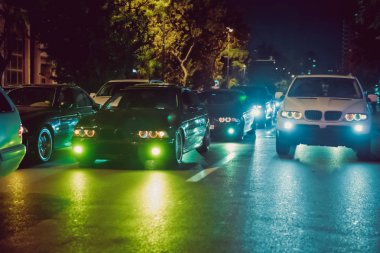 Gece trafik sıkışıklığı otomobillerde. Araba arkasında arıyorum. Araba kırmızı, sarı gece ışık var. Şehrin satırla seçici odak ile Bakü'deki gece ve bokeh ışıklarında yolda araçların trafik sıkışmaları