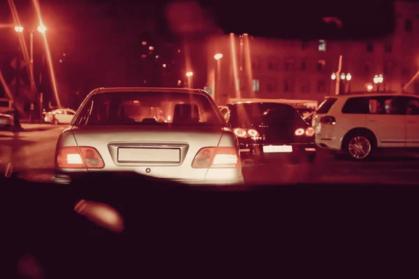 Estrada Cidade Noite Com Luz Elétrica Amarela Vermelha Para Carros — Fotografia de Stock