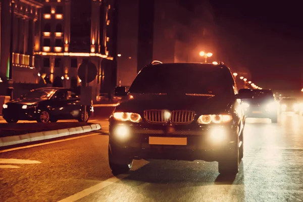 Estrada Cidade Noite Com Luz Elétrica Amarela Vermelha Para Carros — Fotografia de Stock